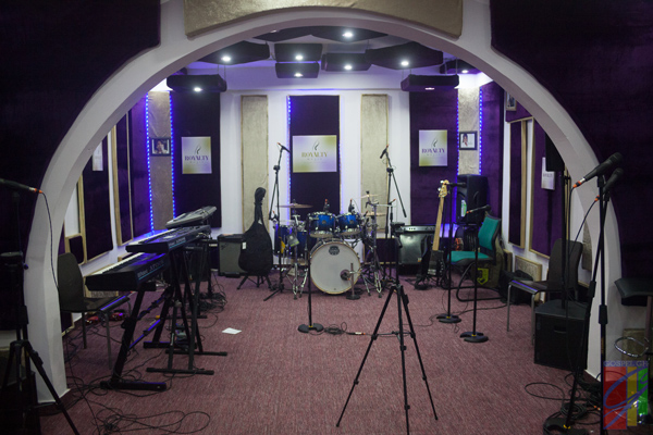 ROYALTY MUSIC GROUP LAUNCHES ULTRA MODERN RECORDING STUDIO AND SIGNS  FRANCIS AMO - GospelGh