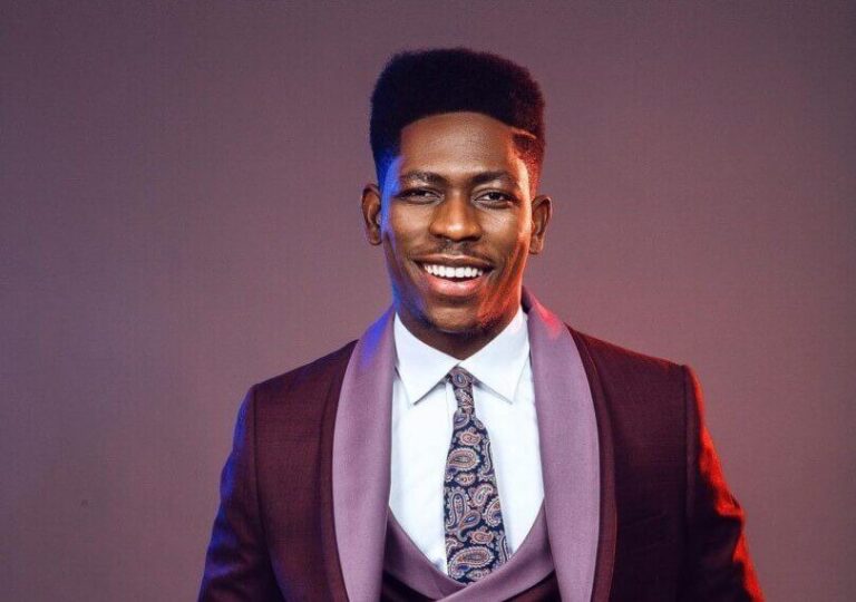 Thousands gather for worship in London as Nigerian gospel artiste, Moses Bliss performs.